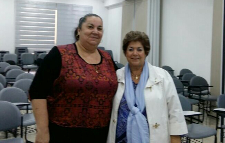 A presidente do SINDIFAR-PR, Lia Mello de Almeida e a palestrante Dra. Maria Manuela Teixeira